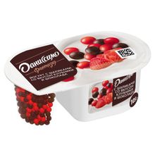 Йогурт Даниссимо Фантазия с хрустящими шариками со вкусом шоколада и клубники 6,9% БЗМЖ 105 г